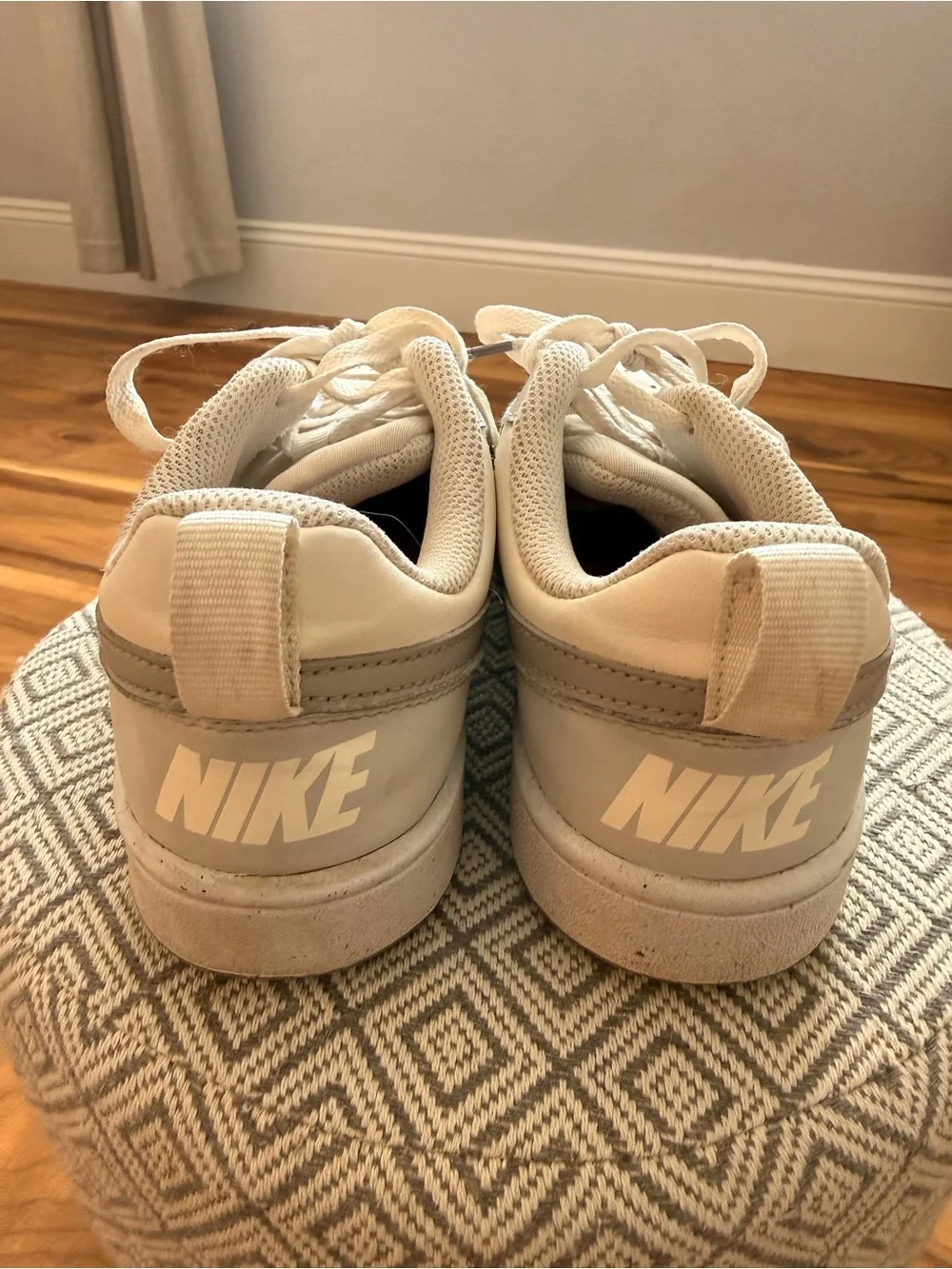 Nike Kids Low-Top Sneakers in White and Light Gray  US 5Yw